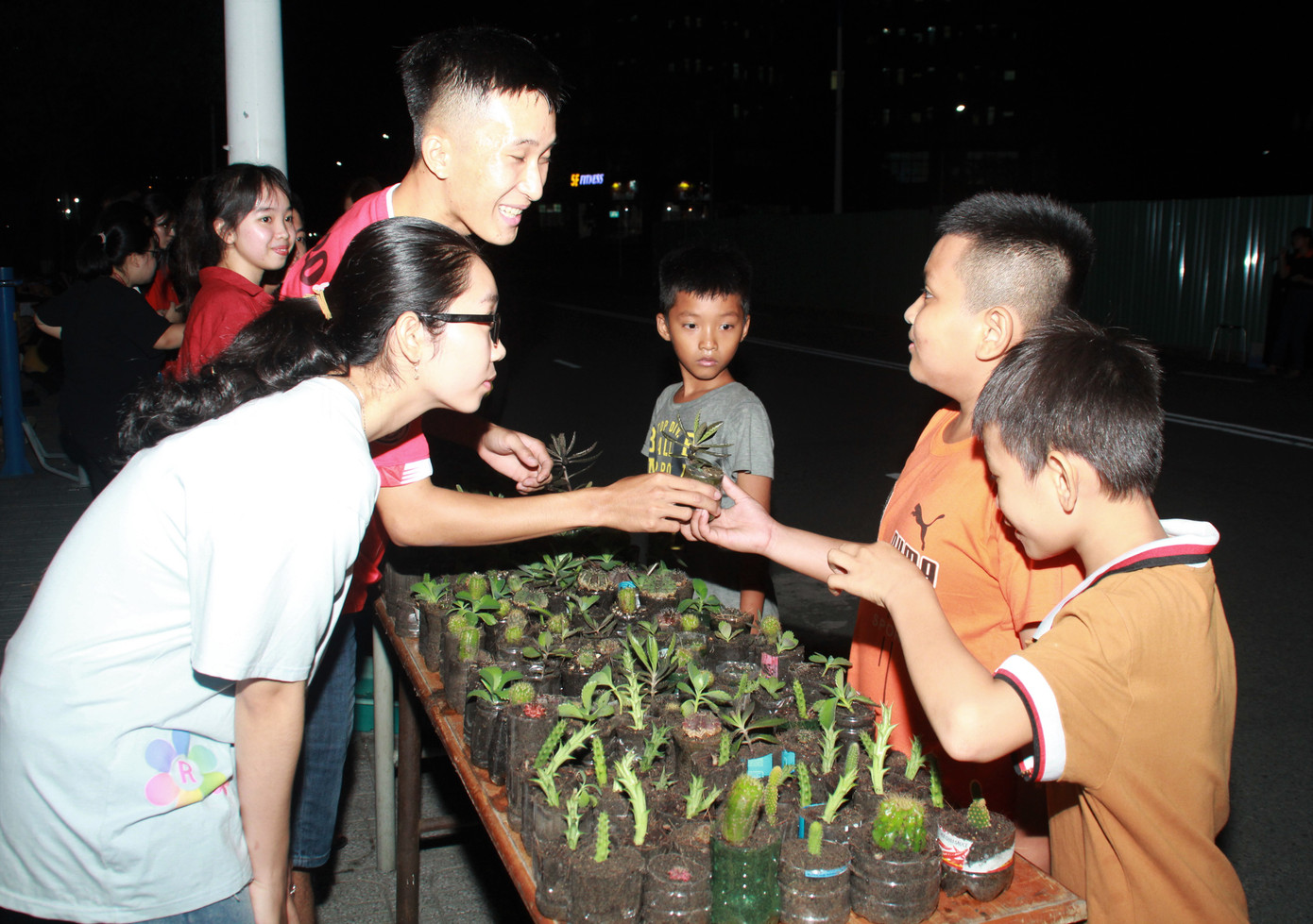 Bạn trẻ tặng cây, gieo nụ cười ở ký túc xá ảnh 16