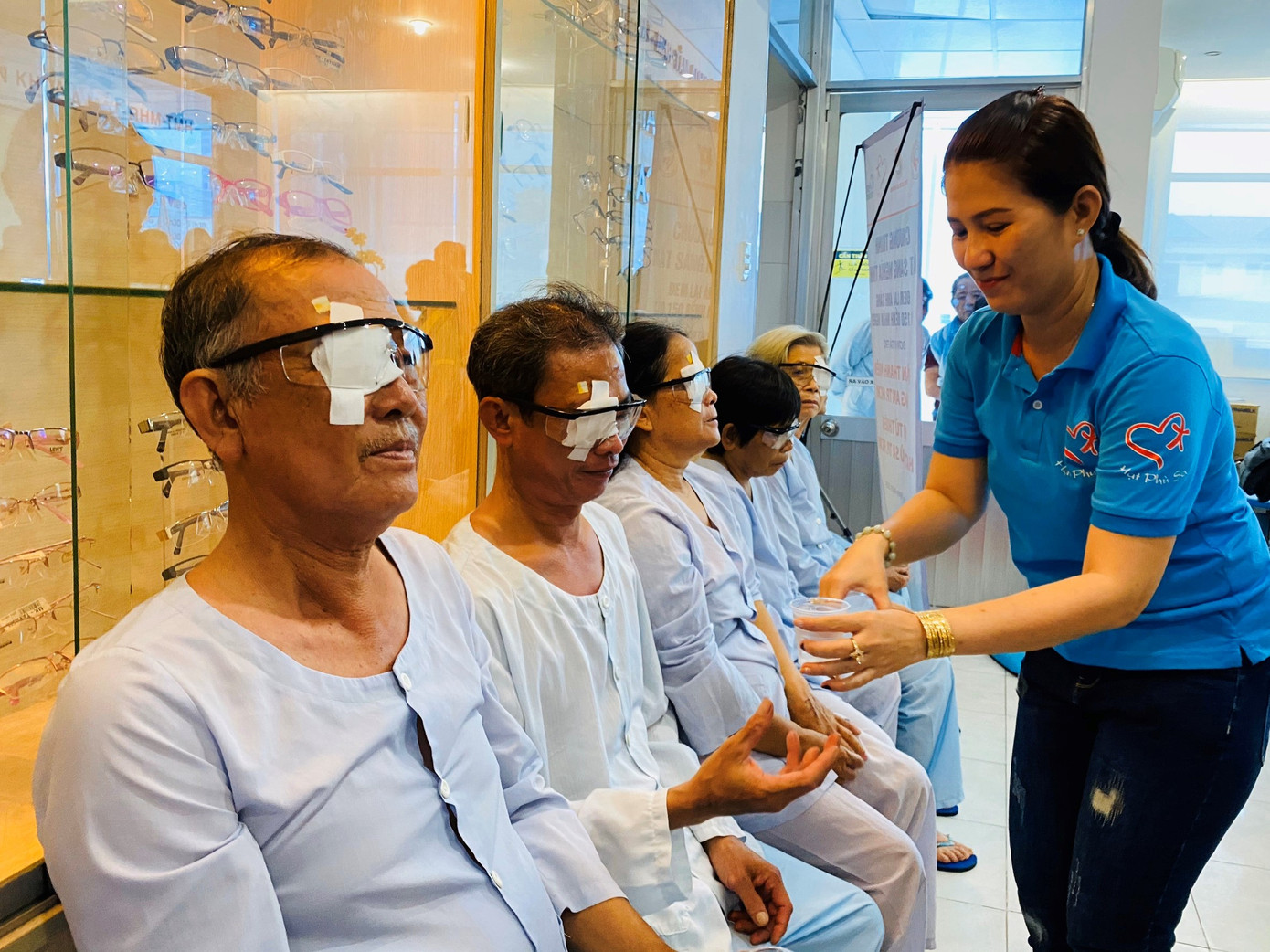 Mổ mắt, tặng quà Tết đến 150 người dân có hoàn cảnh khó khăn ảnh 1