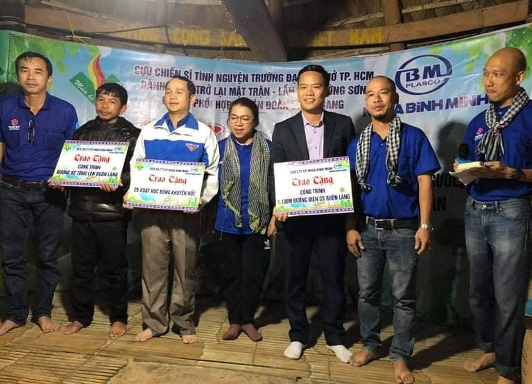 Cựu chiến sỹ tình nguyện chia sẻ công trình ý nghĩa với bà con vùng xa trong ngày mưa bão ảnh 7