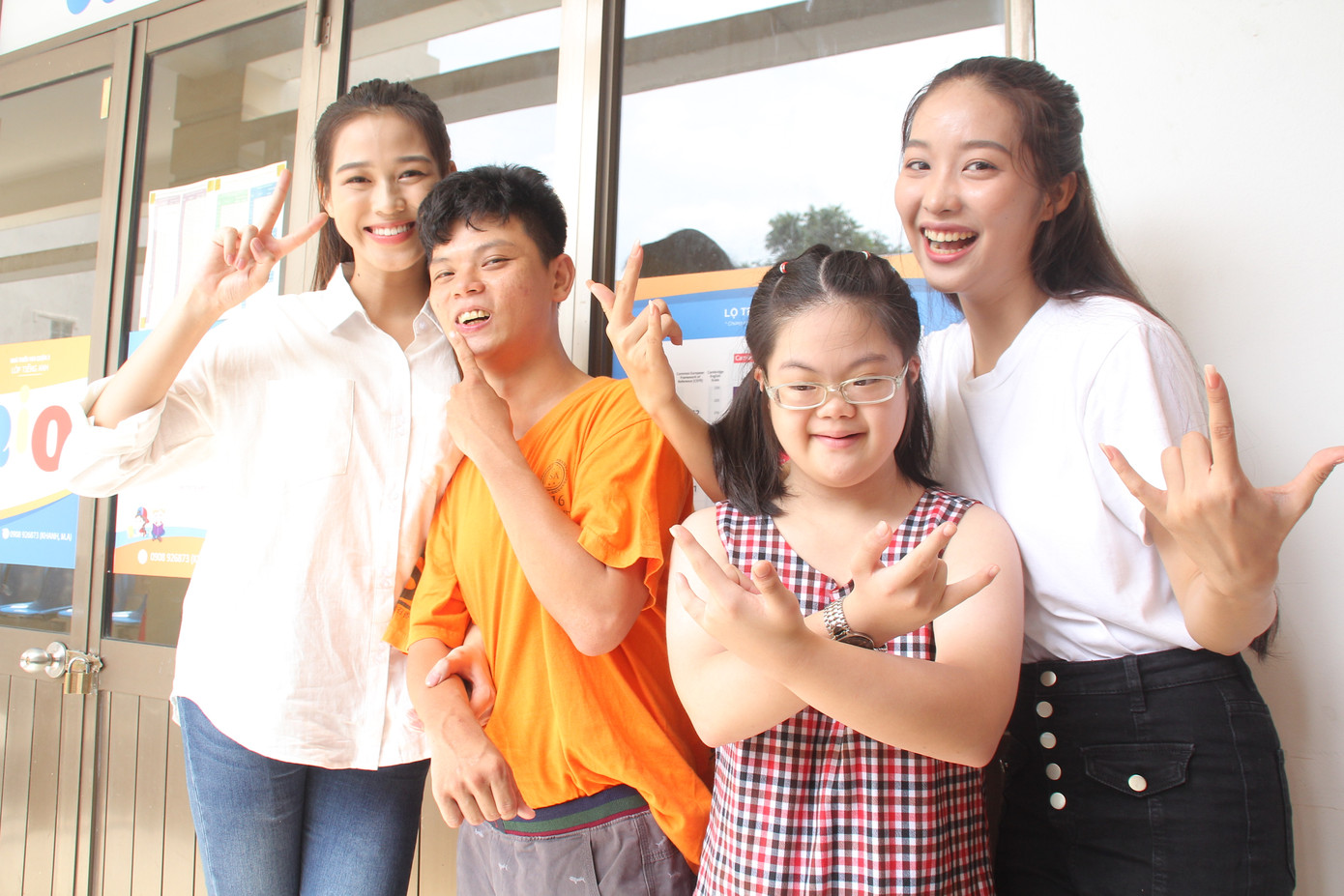 Một ngày đong đầy yêu thương của thí sinh HHVN 2020 với học sinh khuyết tật ảnh 17