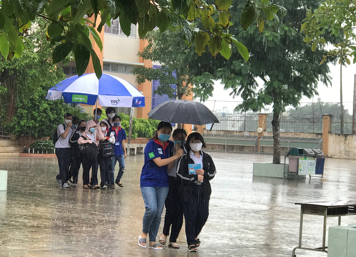 Hết mình ‘tiếp sức’ sĩ tử vượt vũ môn ảnh 7