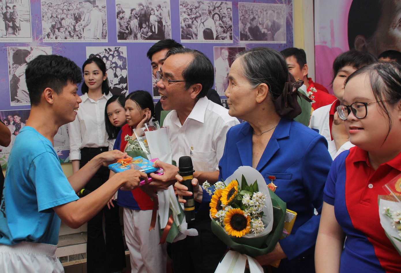 Thí sinh HHVN và các em học sinh rưng rưng tri ân thầy cô lớp học đặc biệt ảnh 12
