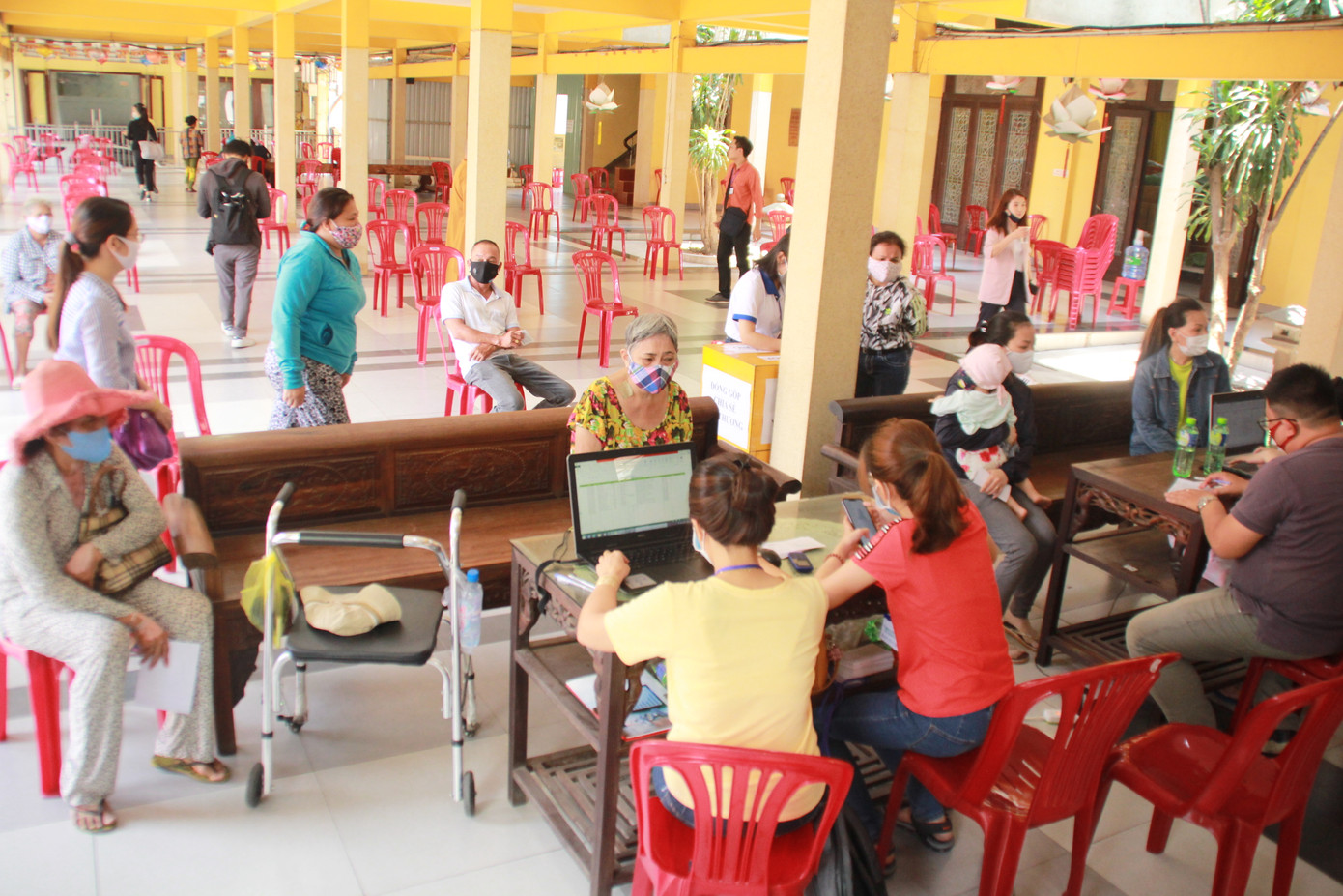 'Đi chợ' giá 0 đồng dành tặng bà con nghèo ngày giãn cách xã hội ảnh 2