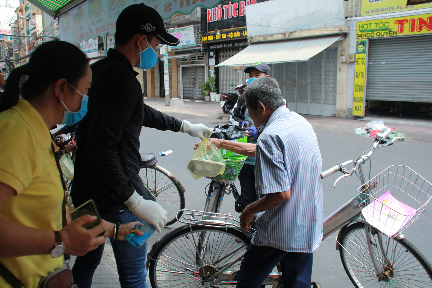 Quán cơm Sài Gòn đồng loạt sẻ chia phần ăn với bà con nghèo khi 'cách ly xã hội' ảnh 7