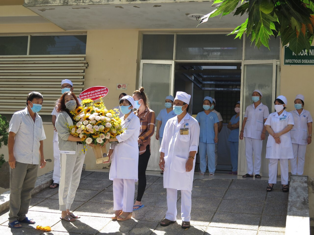 Chuyện 'bây giờ mới kể' những hy sinh thầm lặng của thầy thuốc tuyến đầu chống dịch ảnh 1