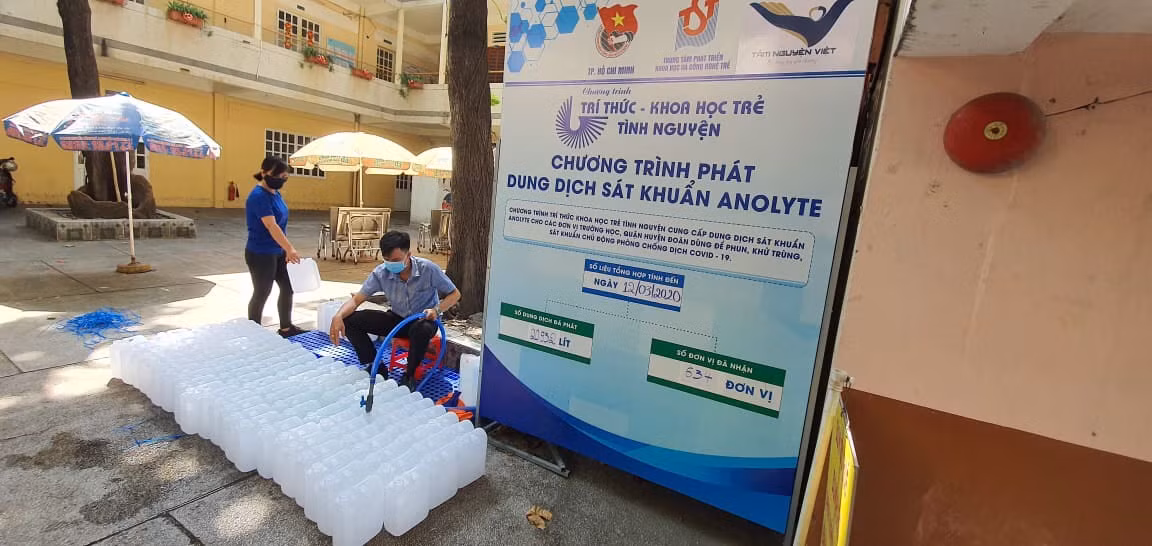 Tặng dung dịch sát khuẩn cho chung cư có người nhiễm Covid-19 ở Sài Gòn ảnh 2