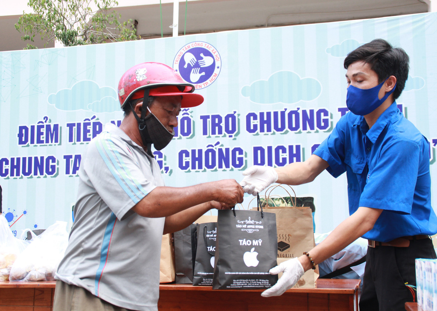 Bạn trẻ 'gõ cửa' từng người già neo đơn hoàn cảnh khó khăn trao nhu yếu phẩm ảnh 7