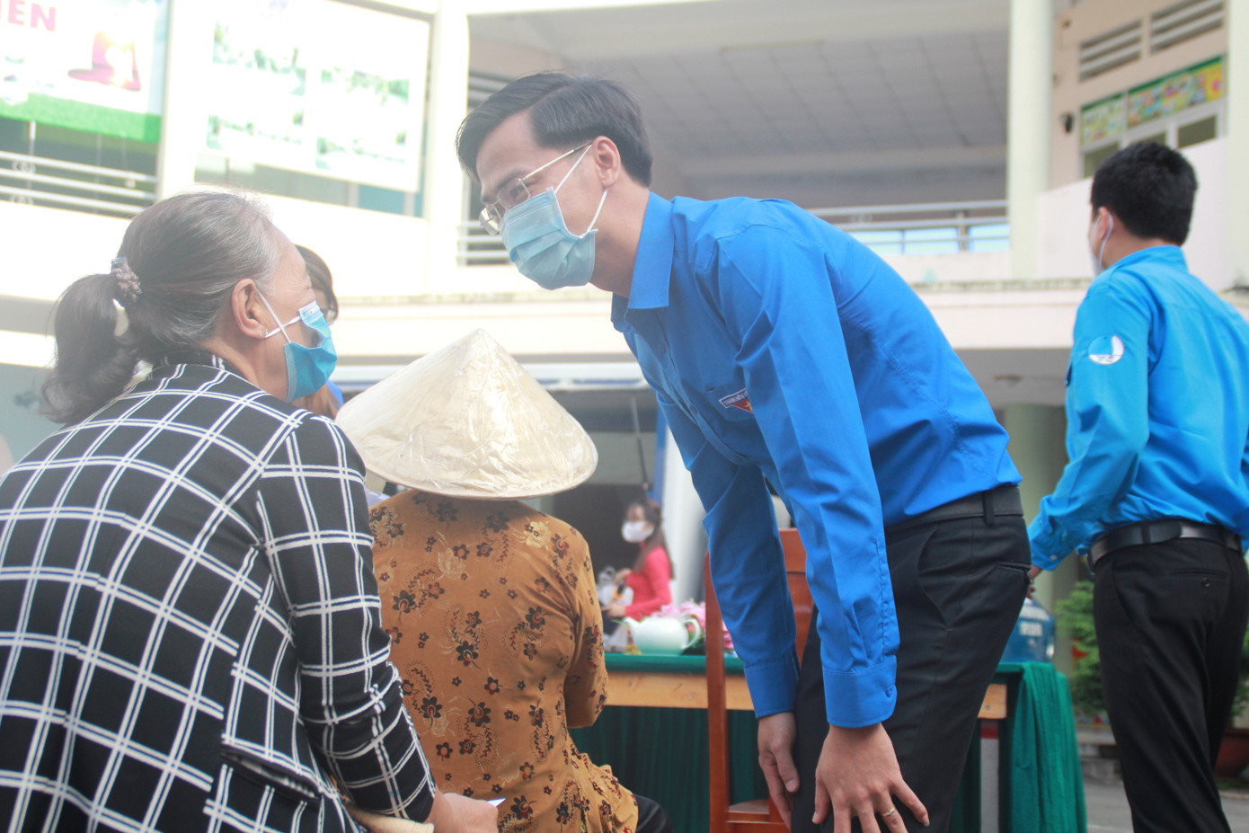 Chuyến xe 'San sẻ yêu thương' mang thực phẩm tới bà con nghèo ảnh 2