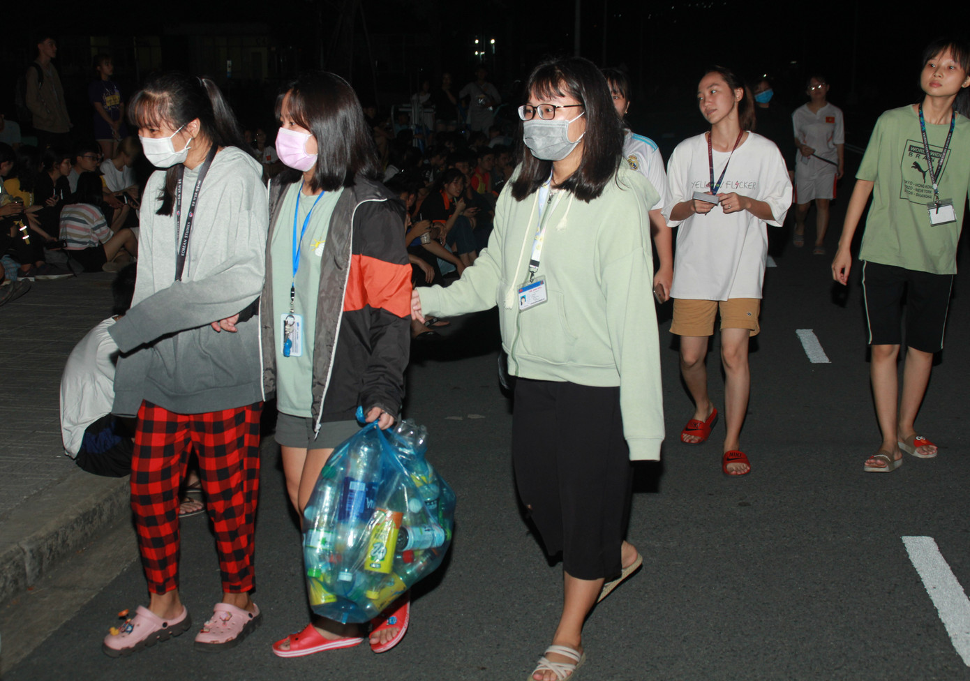 Bạn trẻ tặng cây, gieo nụ cười ở ký túc xá ảnh 2