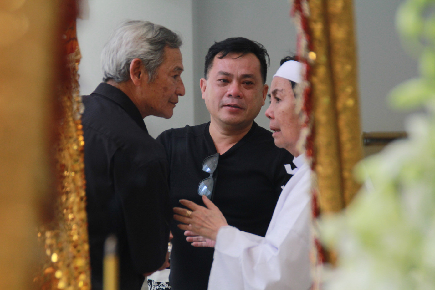 Hồng Tơ, Tấn Beo cùng nhiều đồng nghiệp, bạn hữu đến viếng cố NSƯT Chánh Tín ảnh 10