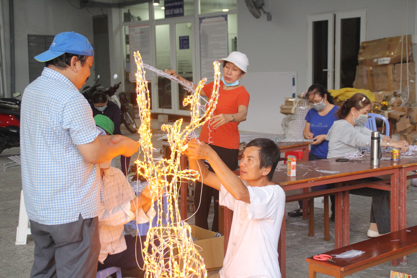 Xóm đạo Sài Gòn trang hoàng lung linh đón Giáng sinh ảnh 17