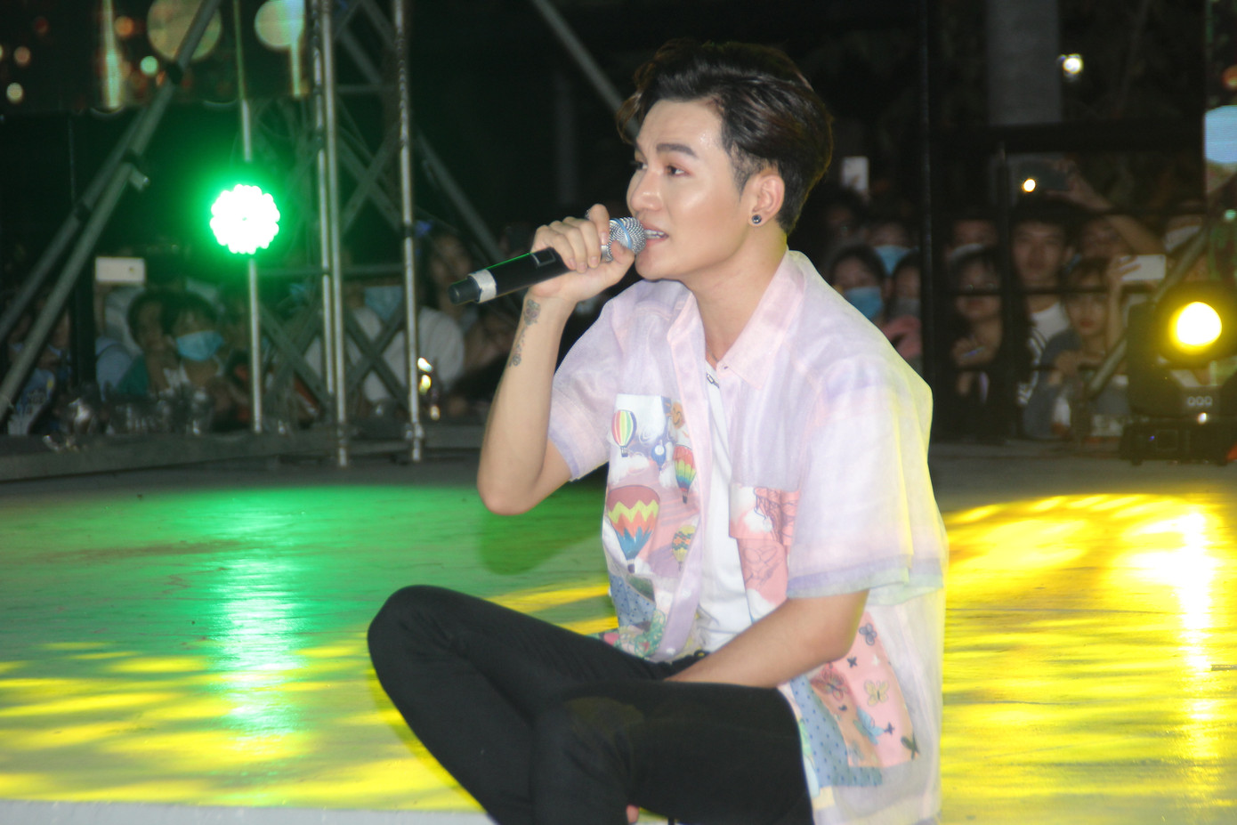 Tựa đầu vào nam sinh viên, Hòa Minzy tình tứ hát hit 'Không thể cùng nhau suốt kiếp' ảnh 6