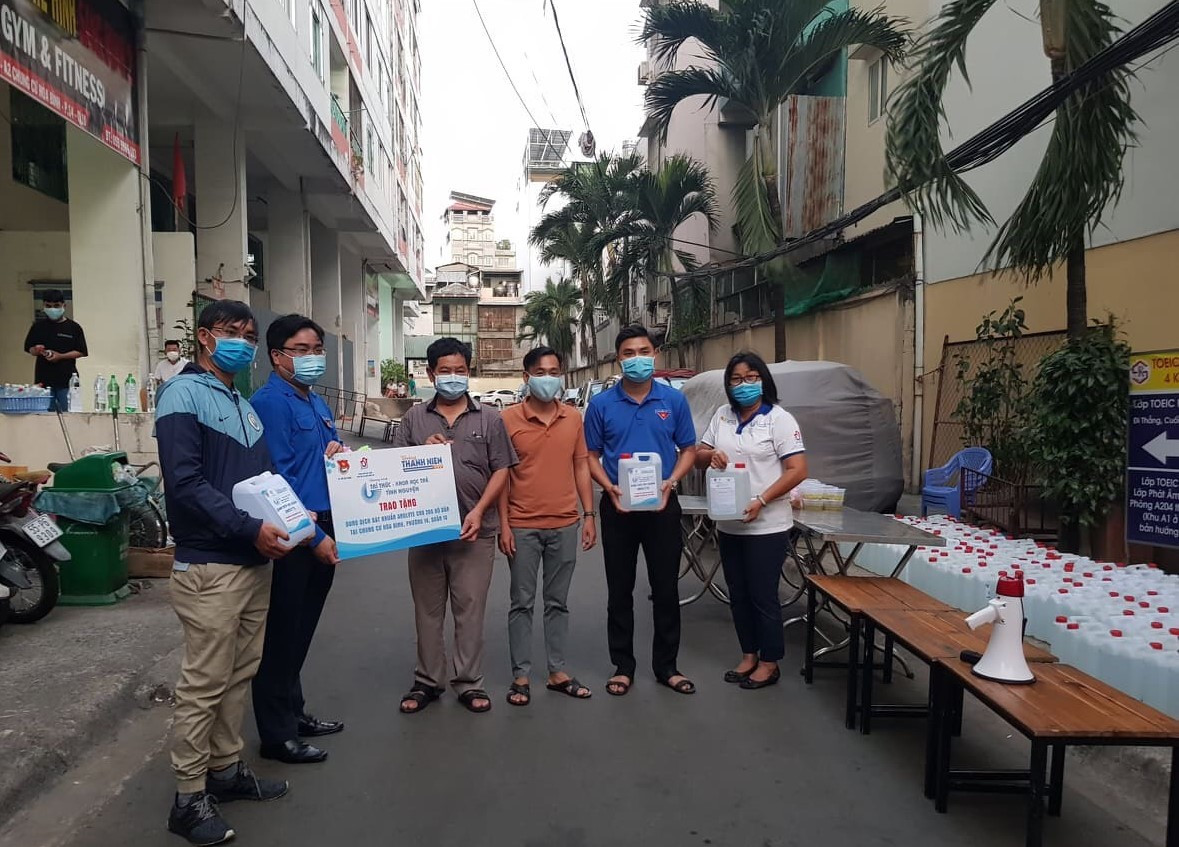 Tặng dung dịch sát khuẩn cho chung cư có người nhiễm Covid-19 ở Sài Gòn ảnh 1