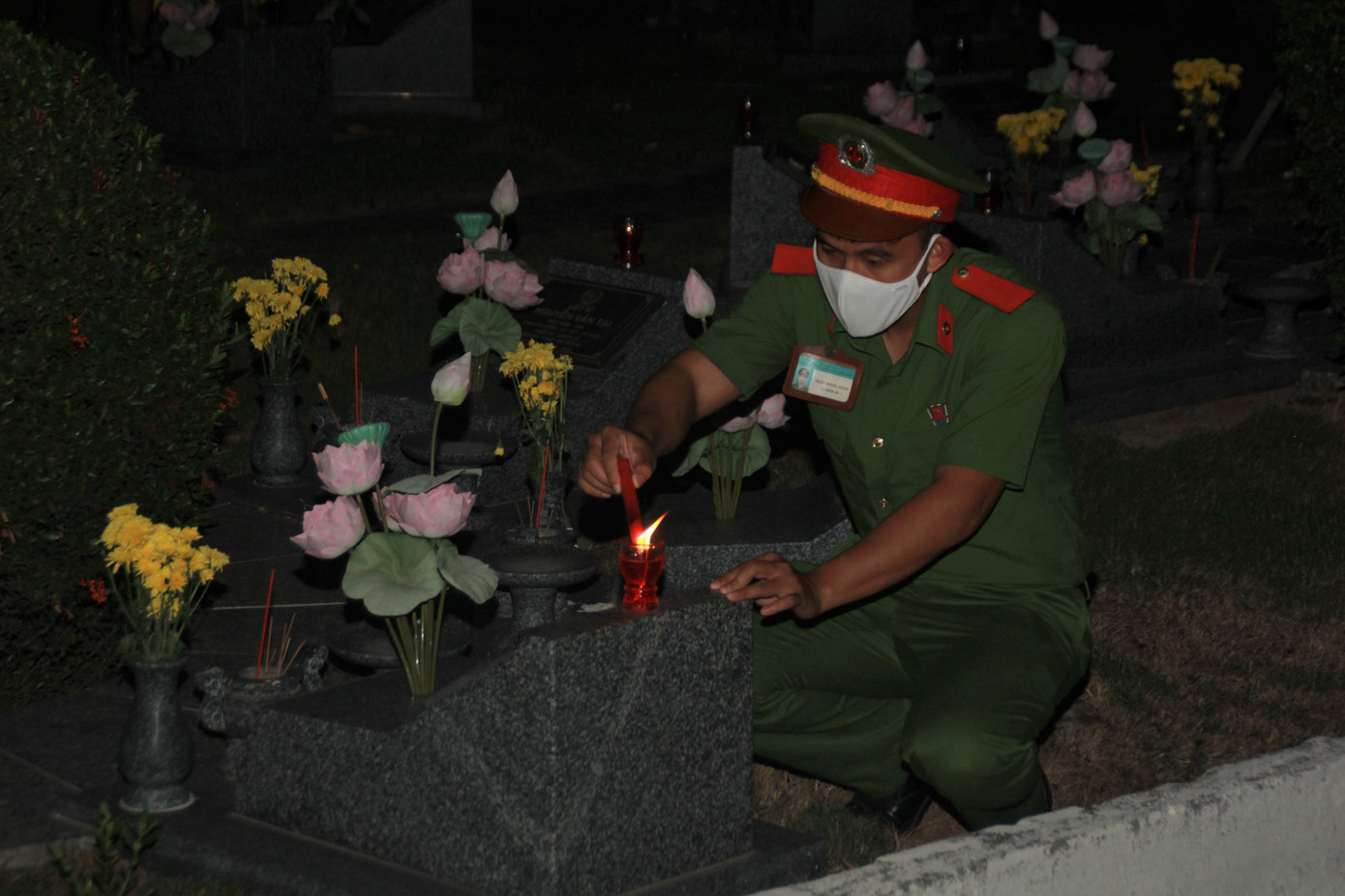 Tuổi trẻ TPHCM thắp nến tri ân Anh hùng liệt sỹ nhân kỷ niệm 45 năm giải phóng miền Nam ảnh 7