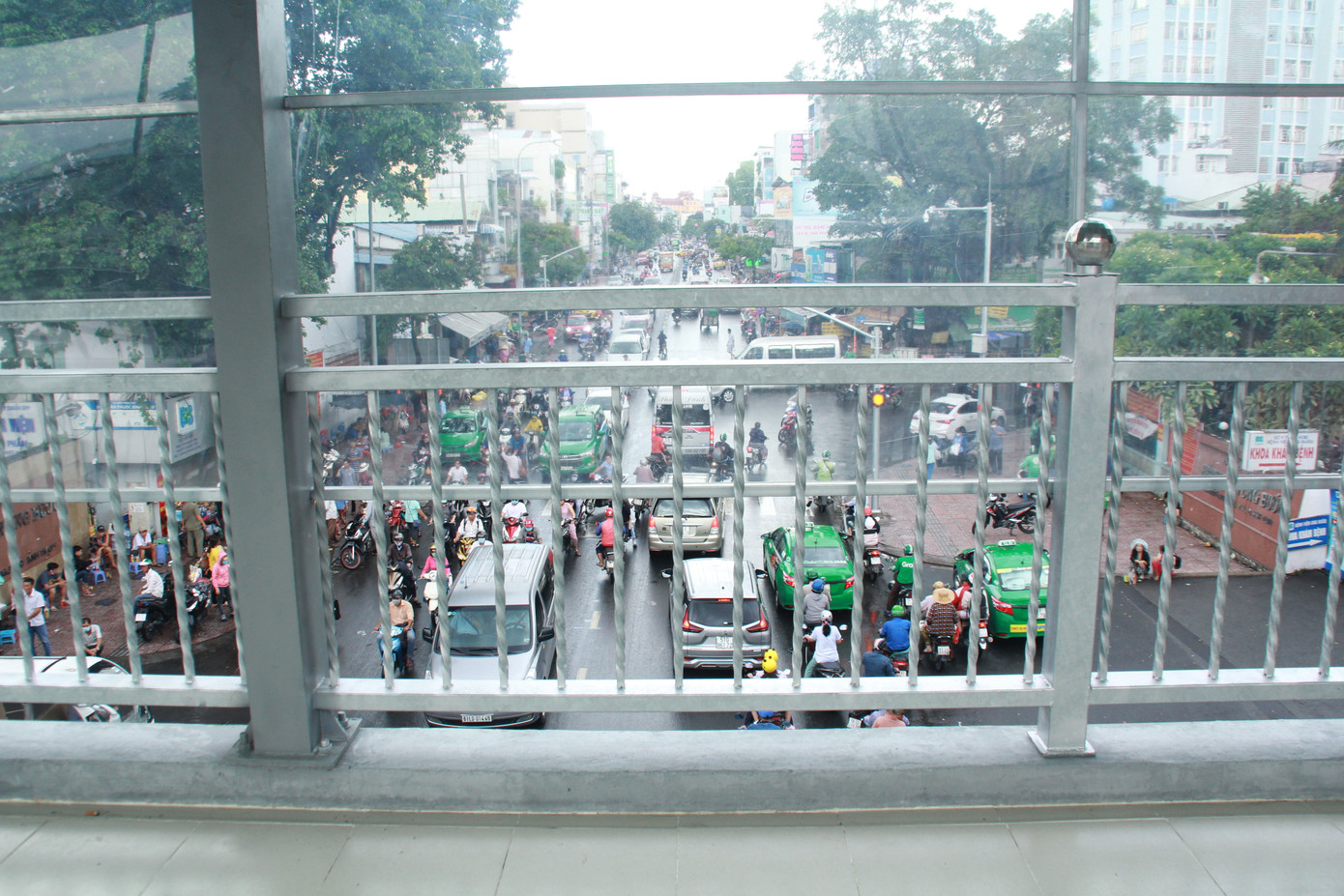 Nhìn gần cầu bộ hành có thang máy đầu tiên tại Sài Gòn ảnh 1