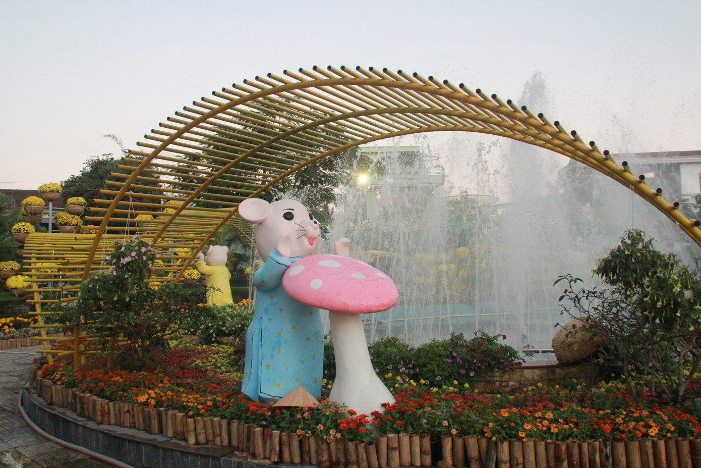 Người dân Quảng Ngãi rộn ràng 'check-in' với gia đình chuột ở công viên Ba Tơ ảnh 21