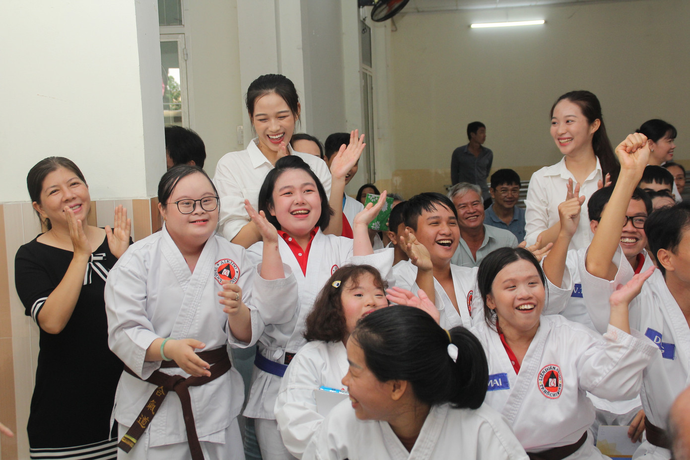 Những khoảnh khắc đẹp của tân Hoa hậu Việt Nam Đỗ Thị Hà tại hành trình nhân ái ảnh 10