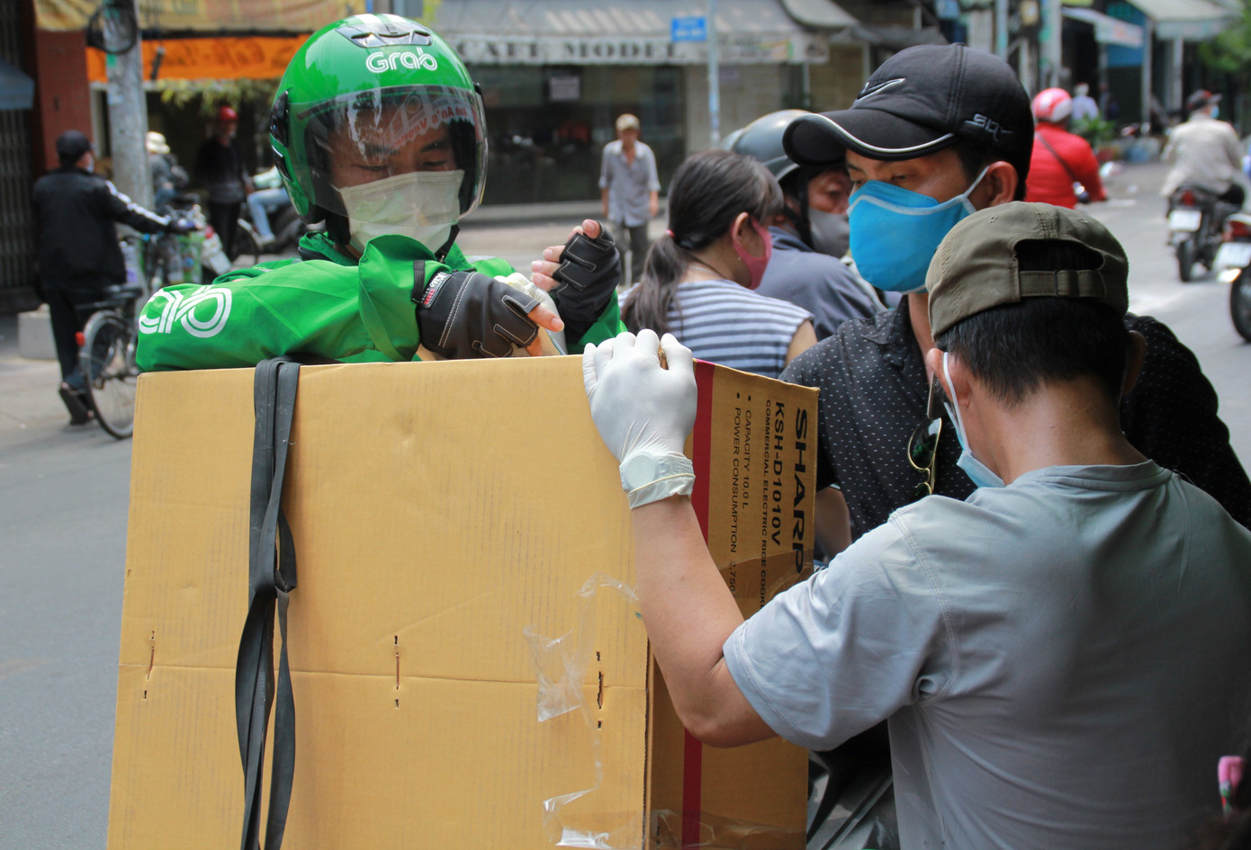 Quán cơm Sài Gòn đồng loạt sẻ chia phần ăn với bà con nghèo khi 'cách ly xã hội' ảnh 11