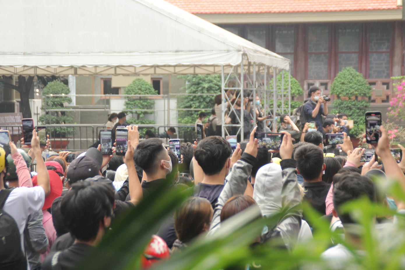 Nhiều người livestream không khí bên trong nhà tang lễ. Đến tiễn biệt Chí Tài, người dân nhớ mãi về hình ảnh người nghệ sỹ hiền hậu, thân tình ảnh 6