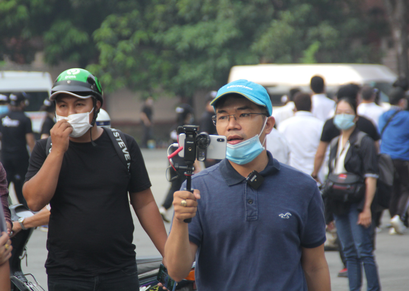 Nhiều YouTubers và người dân có mặt từ sớm theo dõi tang lễ nghệ sỹ Chí Tài ảnh 3