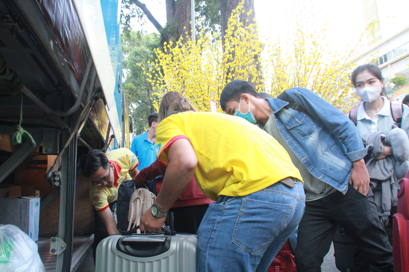 2.500 sinh viên TPHCM lên 'Chuyến xe mùa xuân' về quê đón Tết ảnh 9