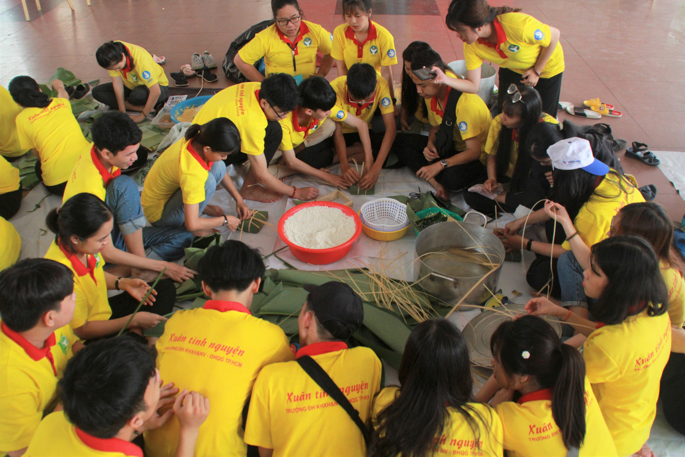 Ngày giáp Tết, bạn trẻ chung tay gói bánh chưng, bánh tét tặng người nghèo ảnh 9