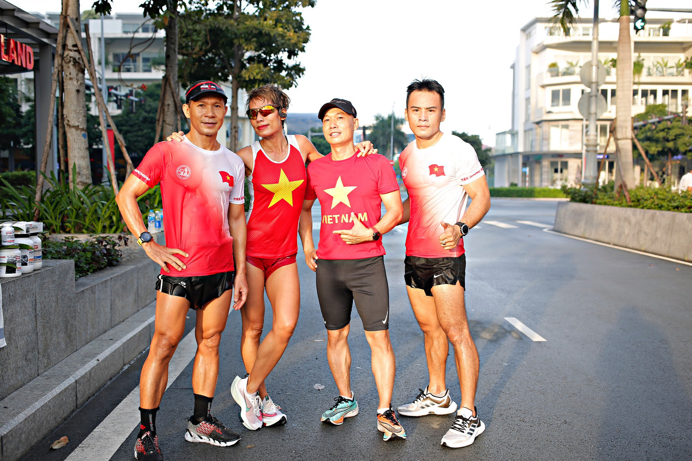 Hội yêu thể thao 'nhuộm đỏ' đường chạy mừng Quốc khánh ảnh 1