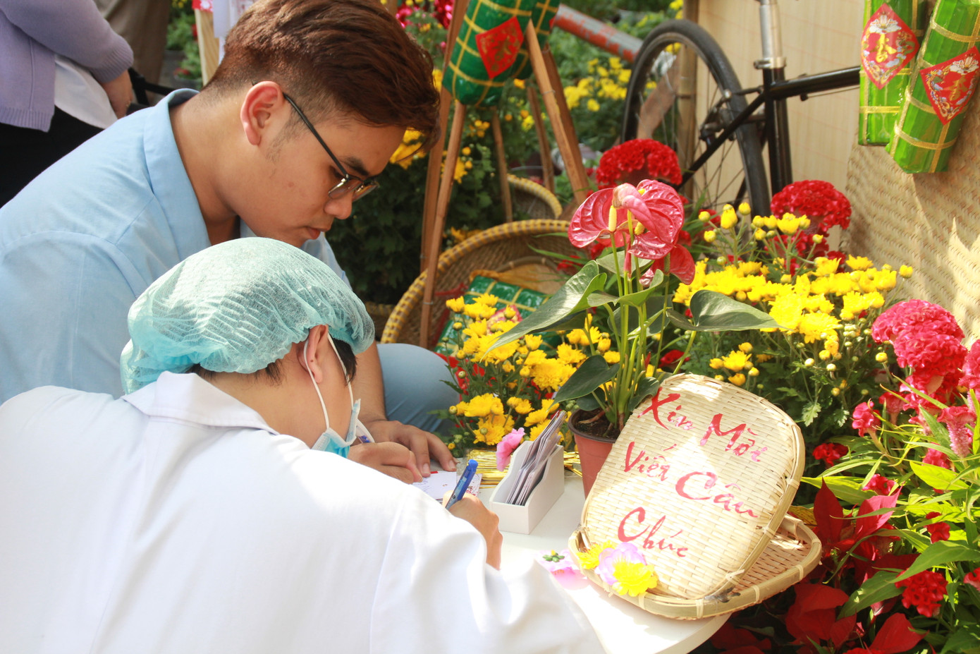 Đẹp mắt đường hoa xuân do các y, bác sỹ dày công chuẩn bị ảnh 17