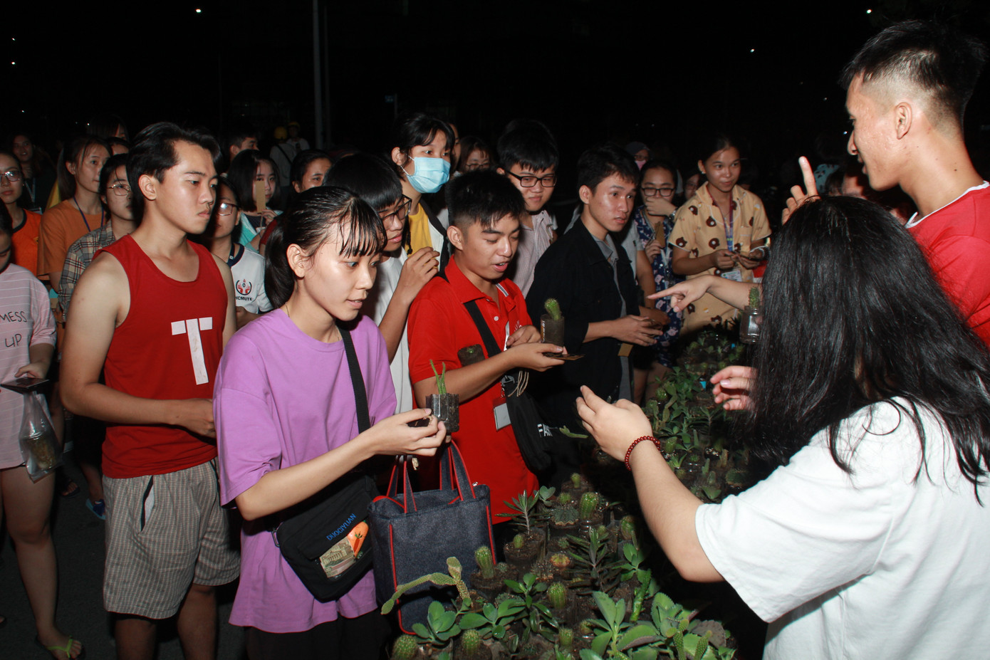 Bạn trẻ tặng cây, gieo nụ cười ở ký túc xá ảnh 9