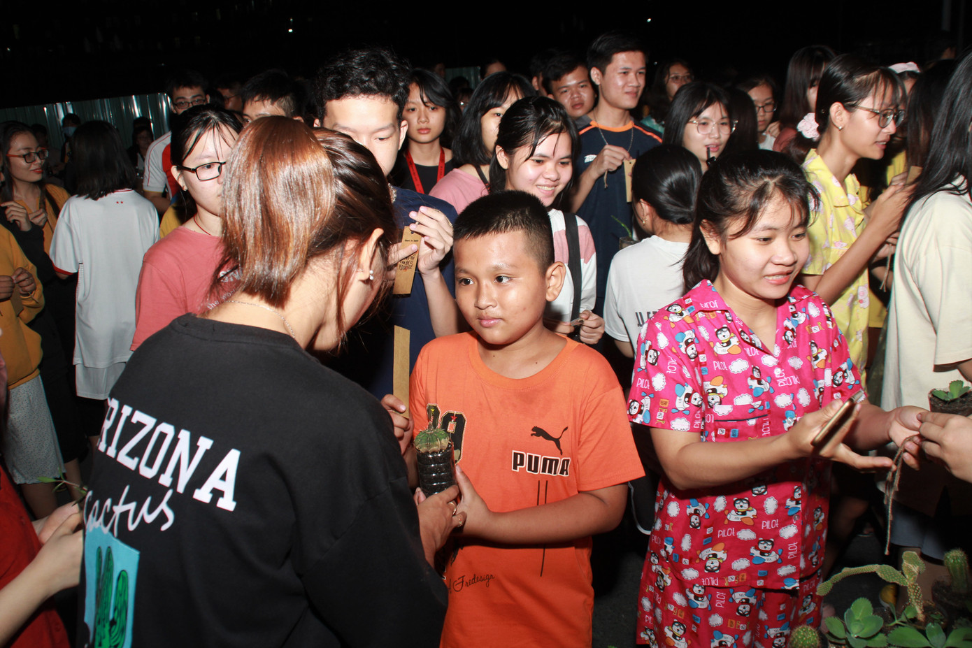 Bạn trẻ tặng cây, gieo nụ cười ở ký túc xá ảnh 17