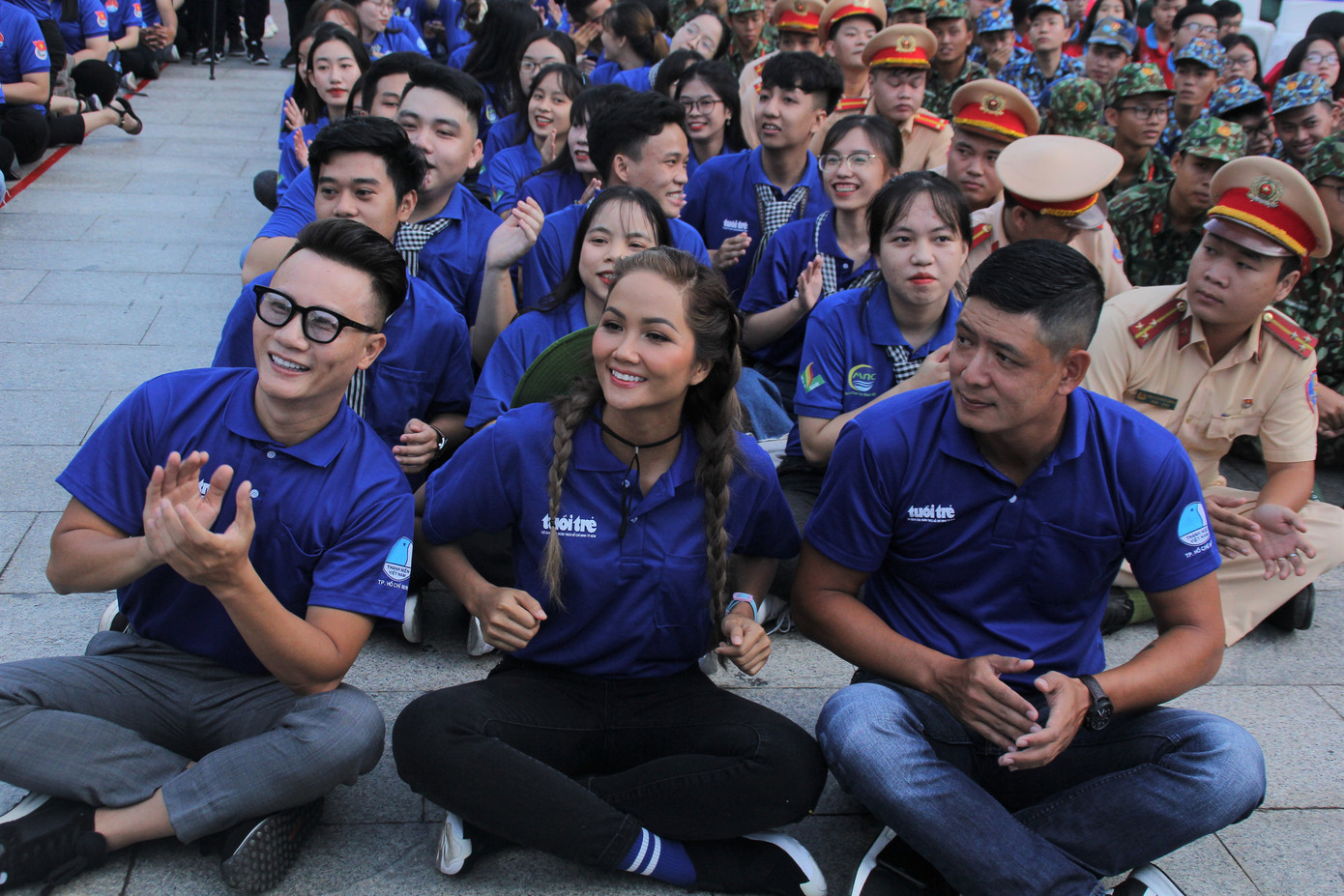 Hoa hậu H'Hen Niê, ca sỹ Hoàng Bách, Ái Phương khởi động hè tình nguyện cùng bạn trẻ TPHCM ảnh 4