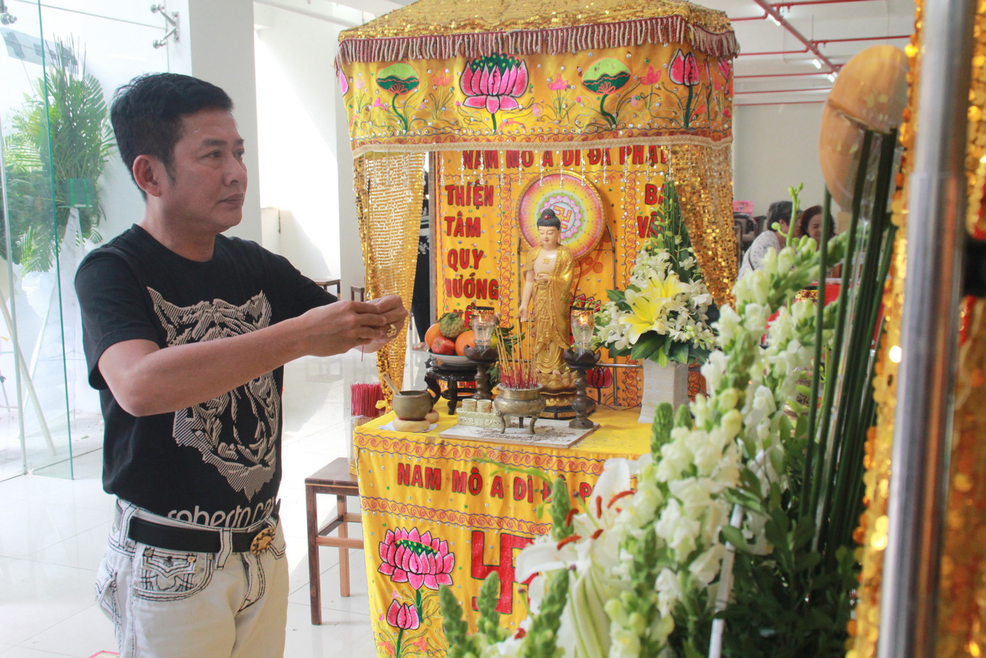 Hồng Tơ, Tấn Beo cùng nhiều đồng nghiệp, bạn hữu đến viếng cố NSƯT Chánh Tín ảnh 1