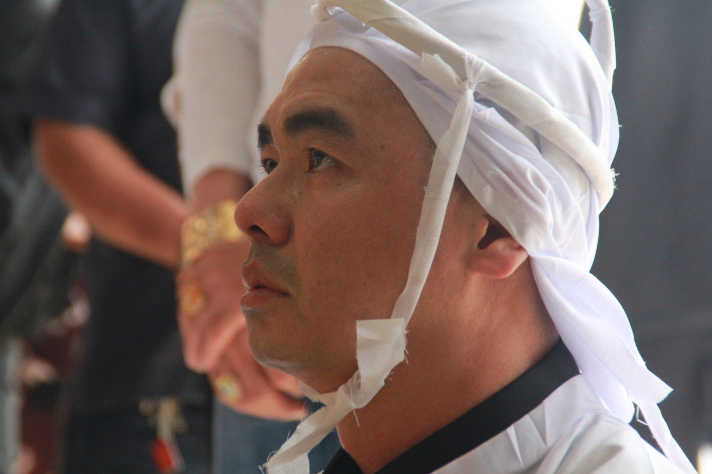 Gia đình con trai nhìn mặt Chánh Tín lần cuối trước giờ phút hoả táng ảnh 7