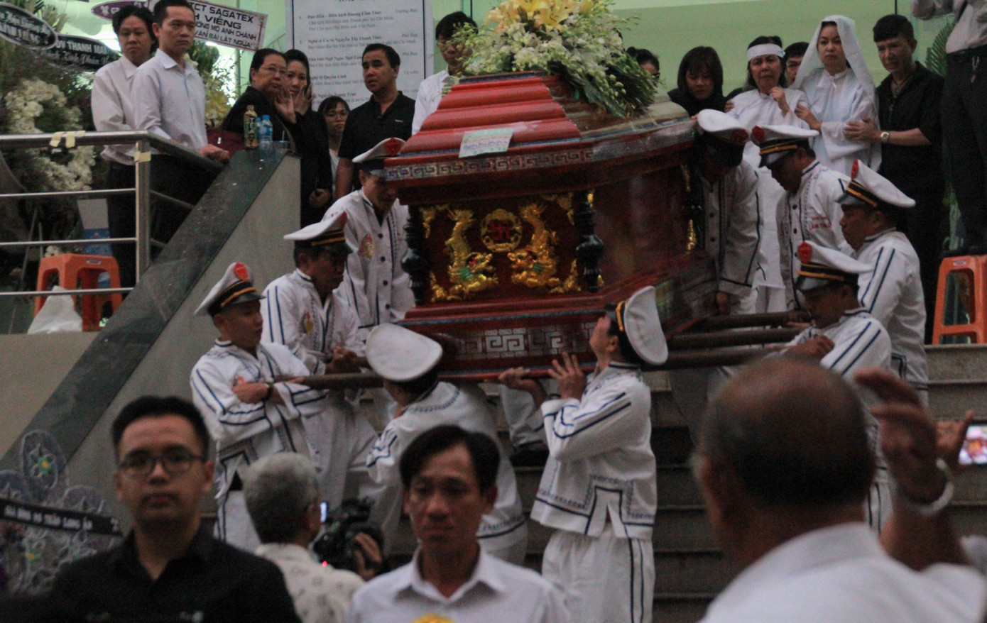 Người thân, đồng nghiệp đưa linh cữu NSƯT Nguyễn Chánh Tín đi mai táng - Ảnh: Ngô Tùng Nghẹn ngào phút tiễn đưa NSƯT Nguyễn Chánh Tín về cõi vĩnh hằng ảnh 4