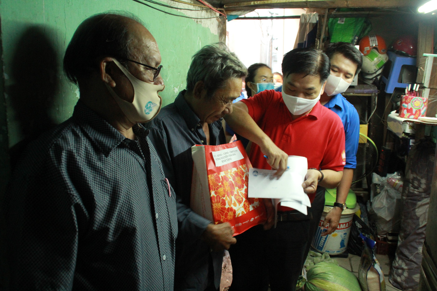 Chống dịch COVID-19, ĐVTN tình nguyện giao cơm, mua nhu yếu phẩm cho người già neo đơn ảnh 3