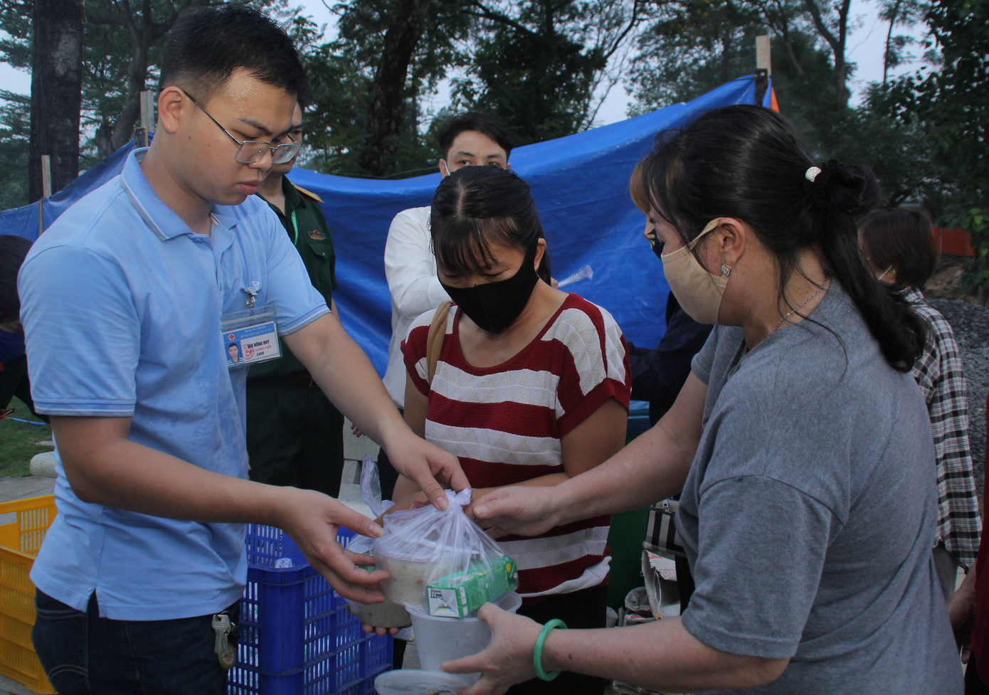 Đoàn viên, thanh niên mang phần ăn sáng đến người bệnh ảnh 15