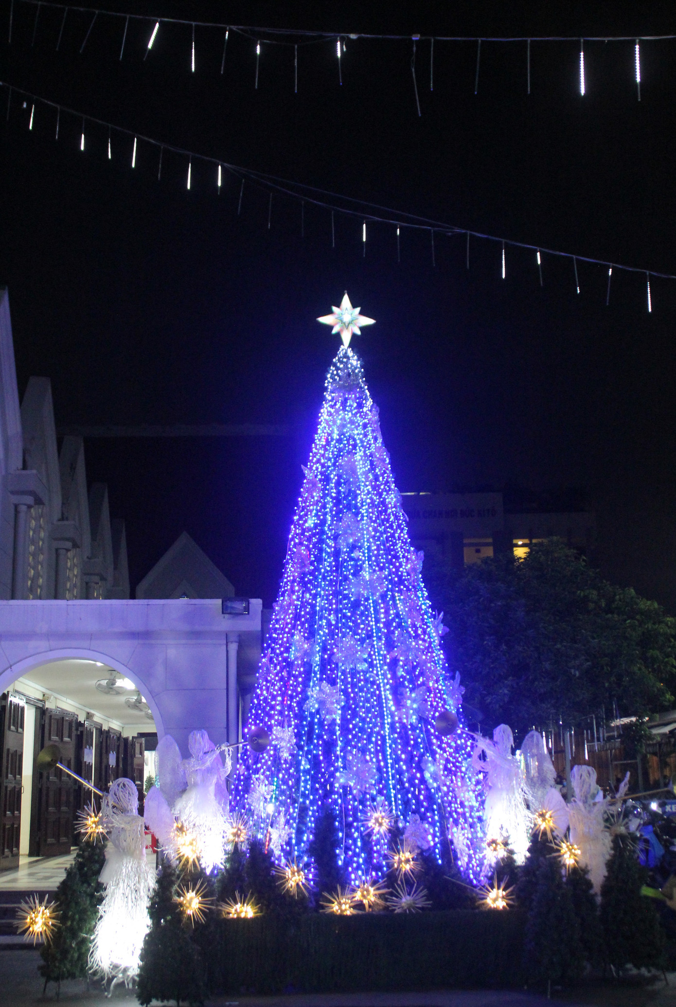 Xóm đạo Sài Gòn trang hoàng lung linh đón Giáng sinh ảnh 22