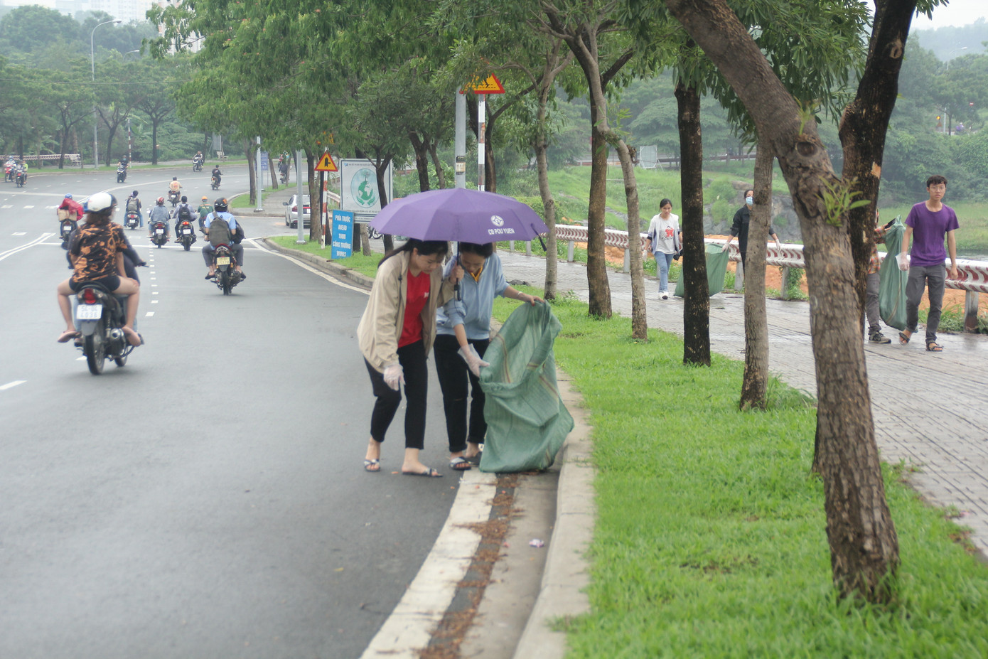 Bạn trẻ tham gia dọn sạch rác thải ở 'dốc tình' ảnh 4