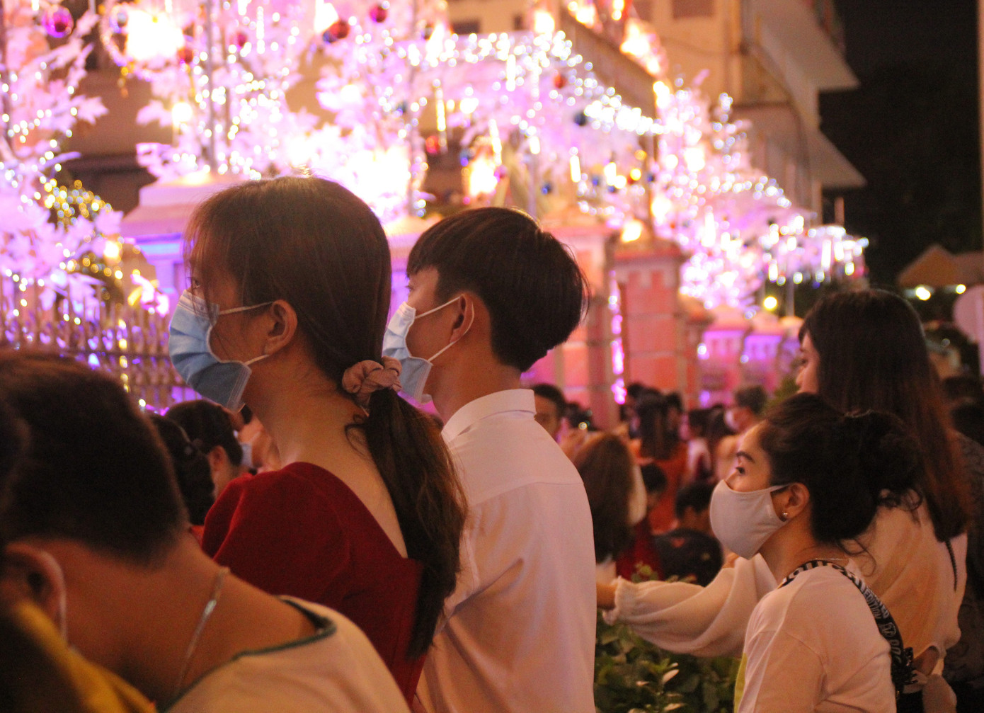 Vui đêm Noel, người dân Sài thành kín kẽ khẩu trang phòng dịch COVID -19 ảnh 12