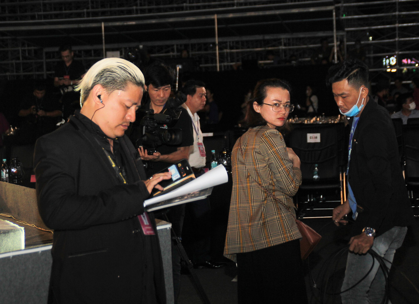 Người dân Vũng Tàu đến với đêm thi Người đẹp Thời trang Hoa hậu Việt Nam 2020 ảnh 10