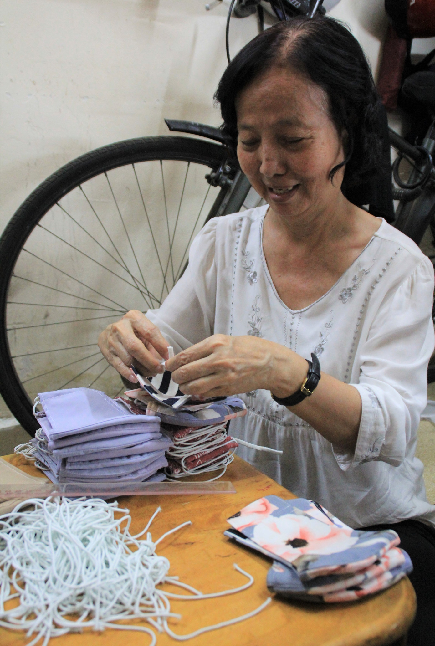 Người Sài Gòn tỉ mẩn may khẩu trang tặng người đi đường, học sinh đến trường ảnh 11