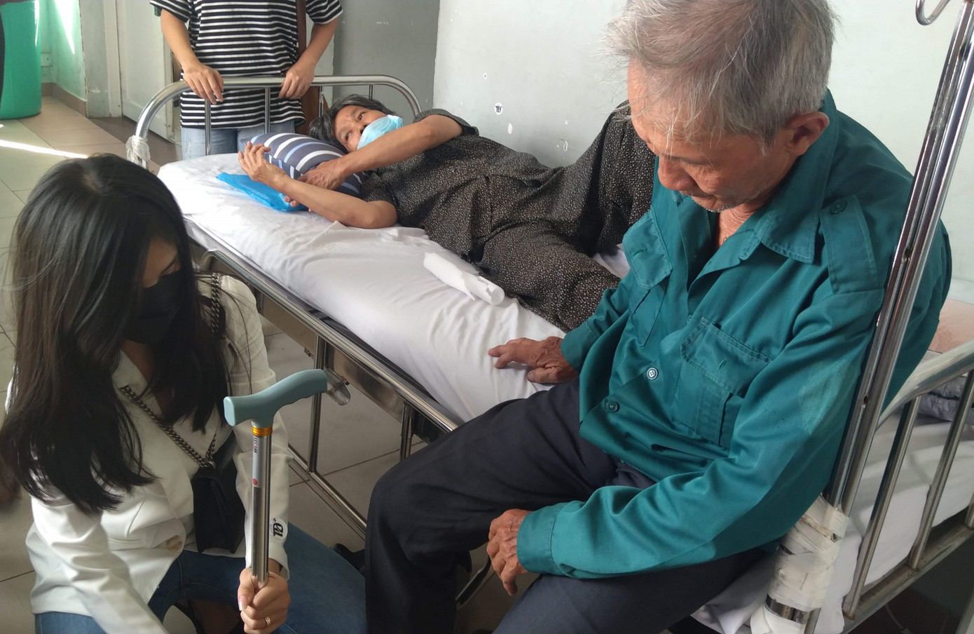 Thiếu nữ Sài thành vận động hàng trăm triệu đồng giúp 'ông Tâm rắn cắn', ông bà cụ neo đơn ảnh 5
