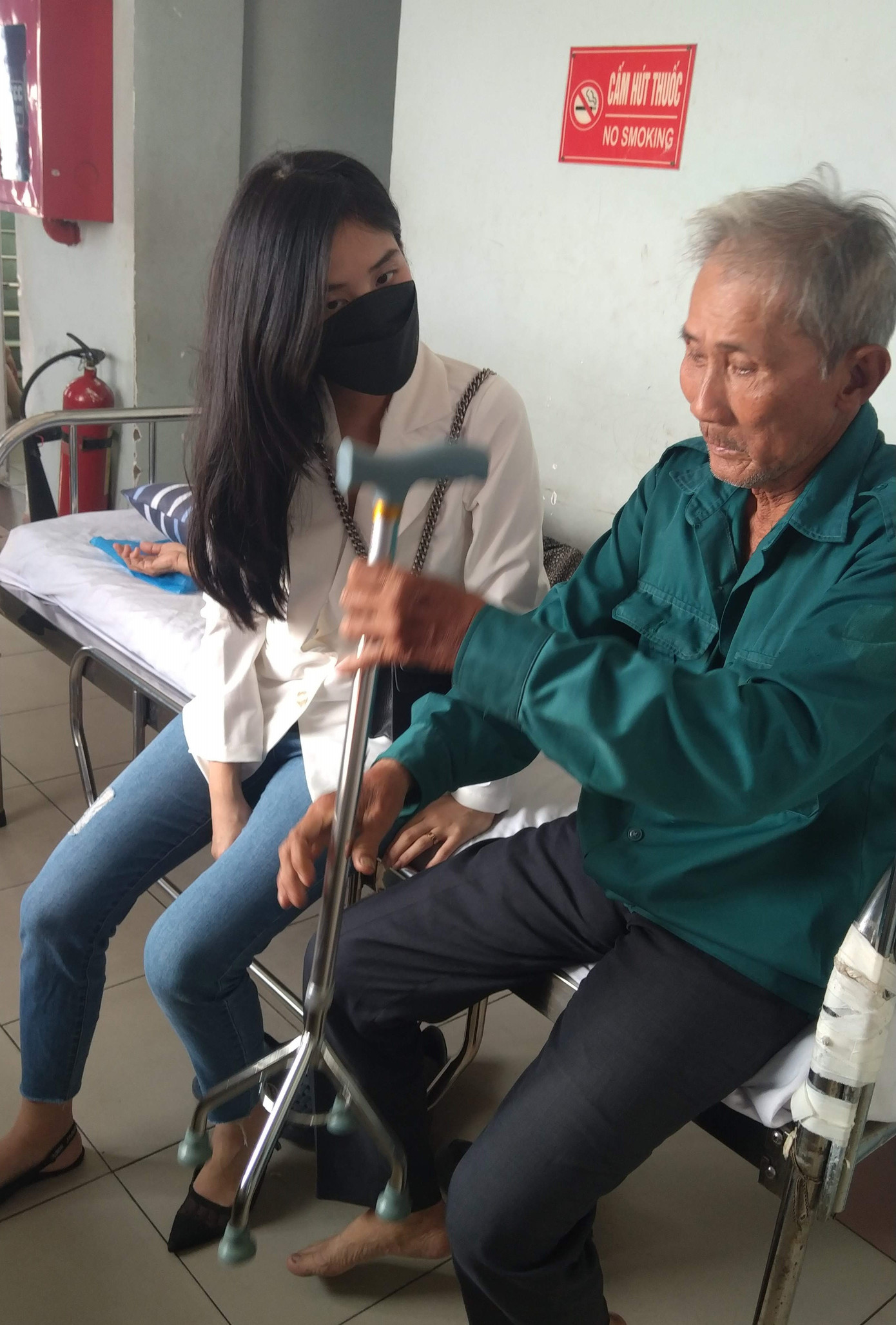 Thiếu nữ Sài thành vận động hàng trăm triệu đồng giúp 'ông Tâm rắn cắn', ông bà cụ neo đơn ảnh 6