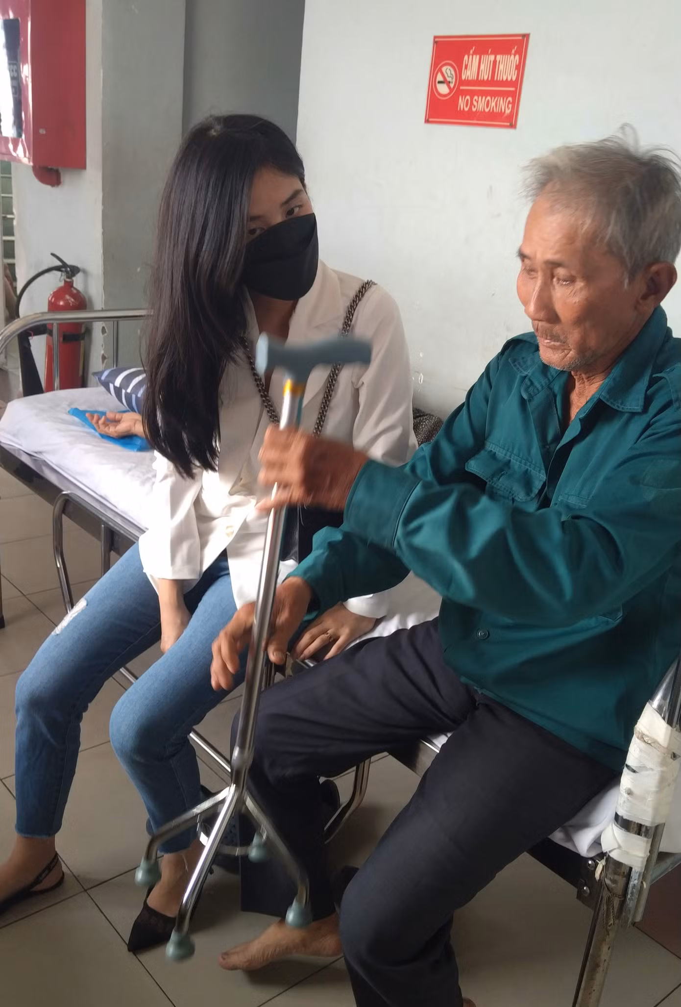 Thiếu nữ Sài thành vận động hàng trăm triệu đồng giúp 'ông Tâm rắn cắn', ông bà cụ neo đơn ảnh 6