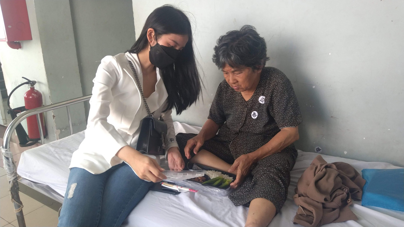 Thiếu nữ Sài thành vận động hàng trăm triệu đồng giúp 'ông Tâm rắn cắn', ông bà cụ neo đơn ảnh 3