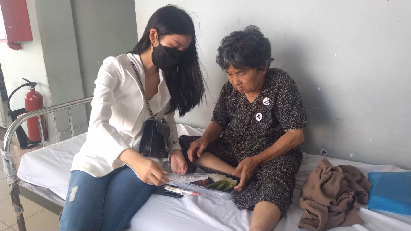 Thiếu nữ Sài thành vận động hàng trăm triệu đồng giúp 'ông Tâm rắn cắn', ông bà cụ neo đơn ảnh 3