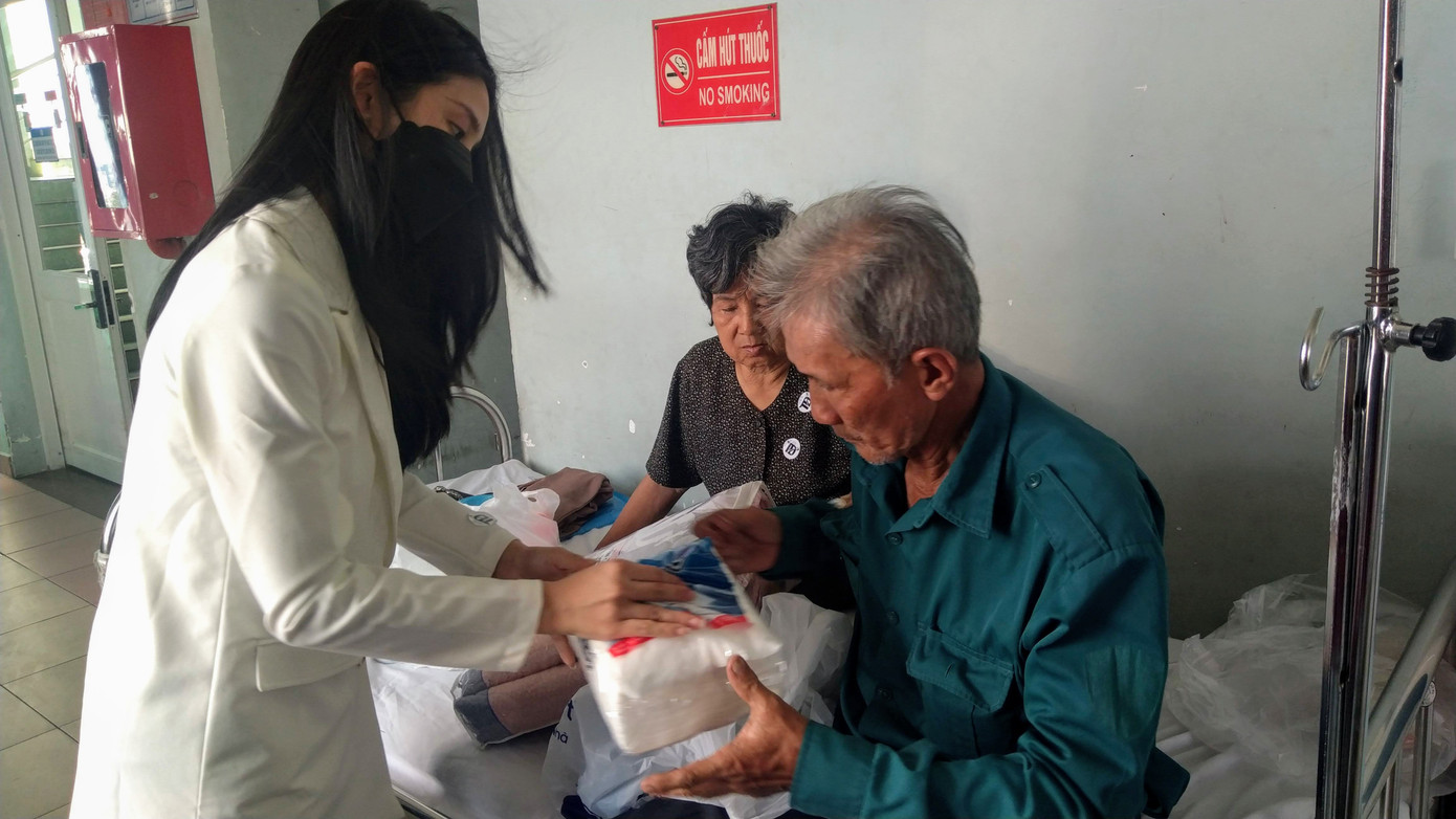 Thiếu nữ Sài thành vận động hàng trăm triệu đồng giúp 'ông Tâm rắn cắn', ông bà cụ neo đơn ảnh 4