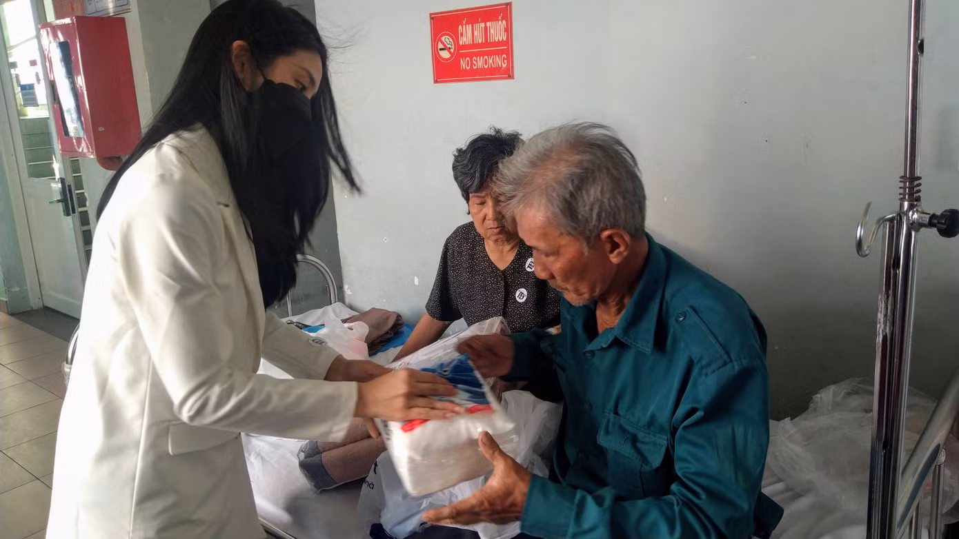 Thiếu nữ Sài thành vận động hàng trăm triệu đồng giúp 'ông Tâm rắn cắn', ông bà cụ neo đơn ảnh 4