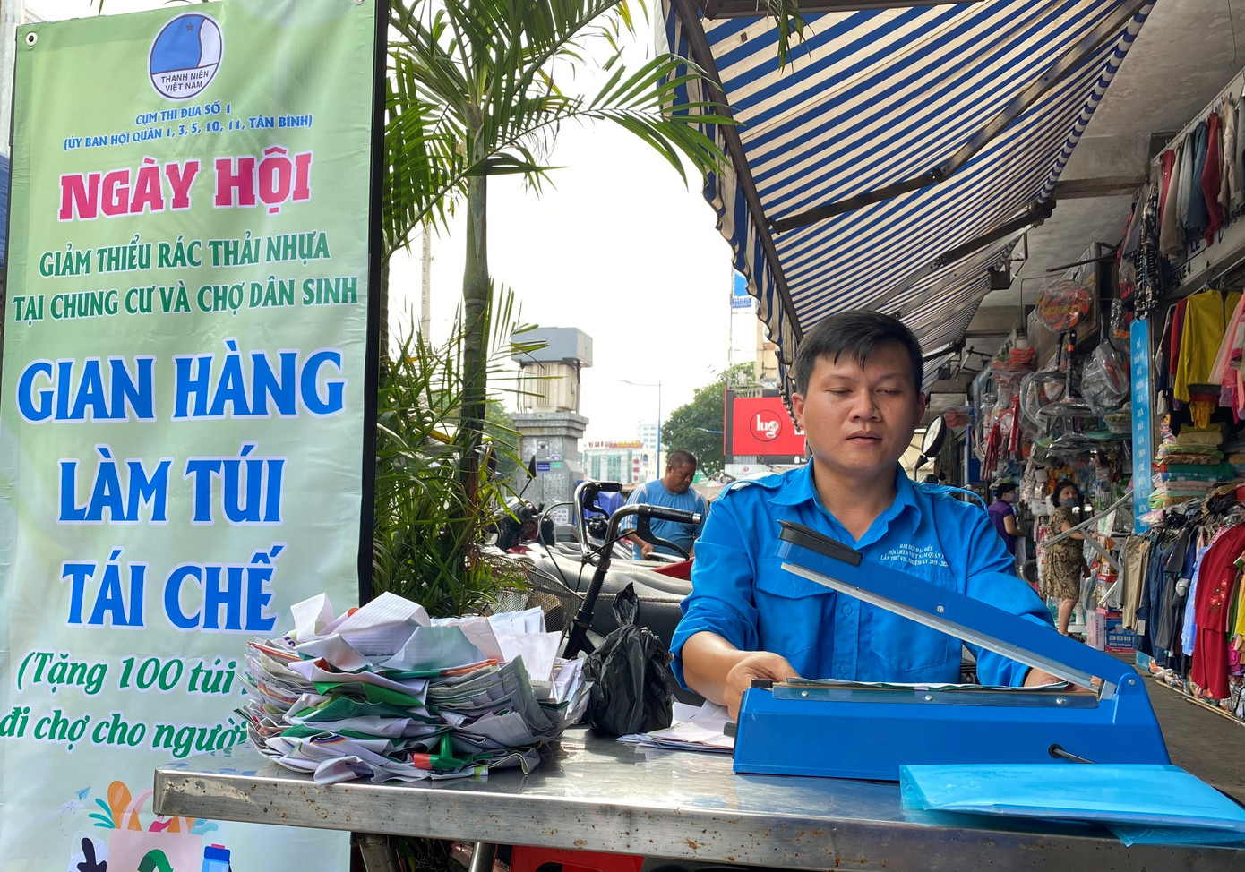 Bạn trẻ TP HCM chung tay giảm rác thải nhựa tại chợ dân sinh, chung cư ảnh 1