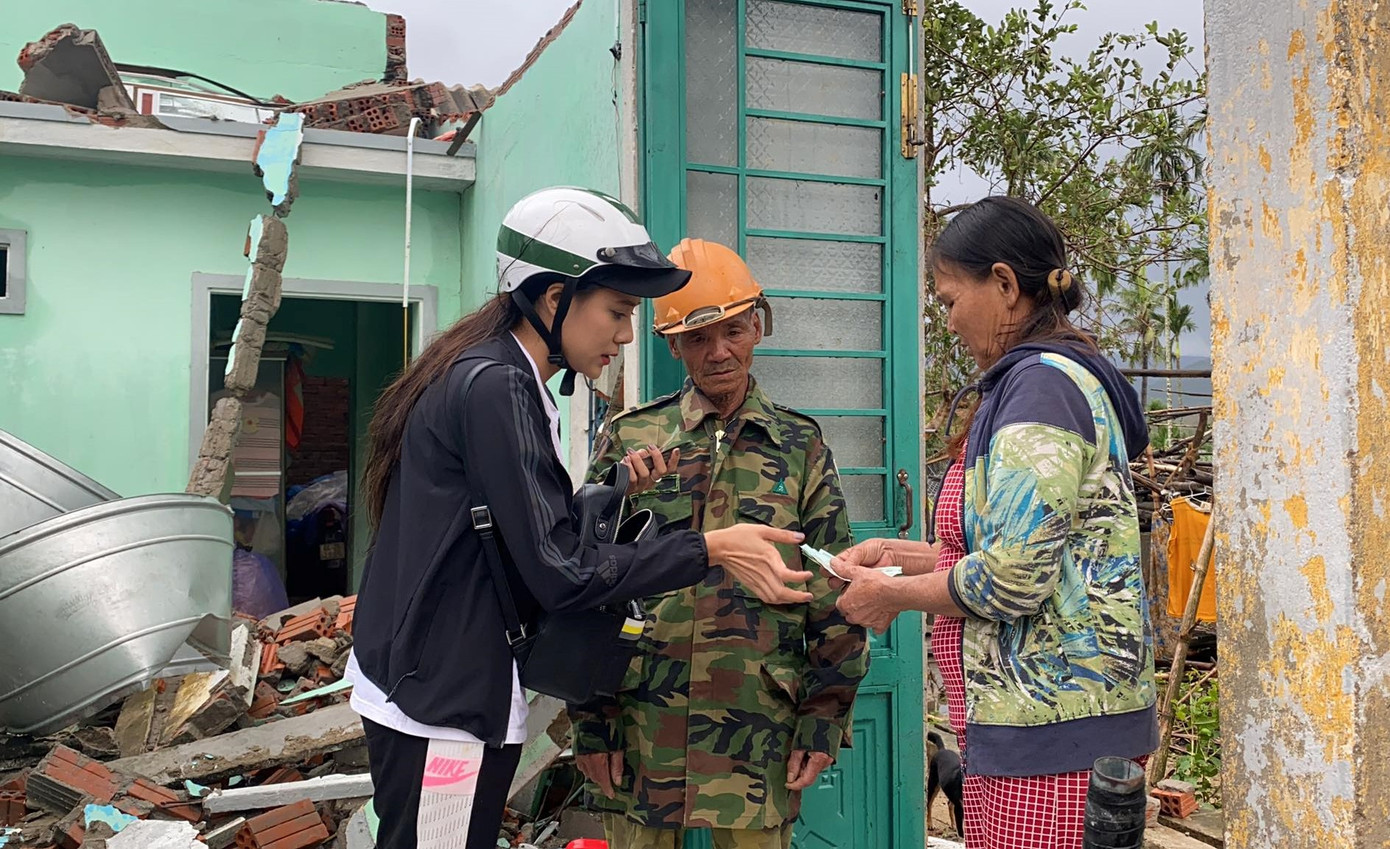 Diễn viên Hồ Bích Trâm hỗ trợ xây nhà, tặng quà bà con vùng bão lũ Quảng Ngãi ảnh 5